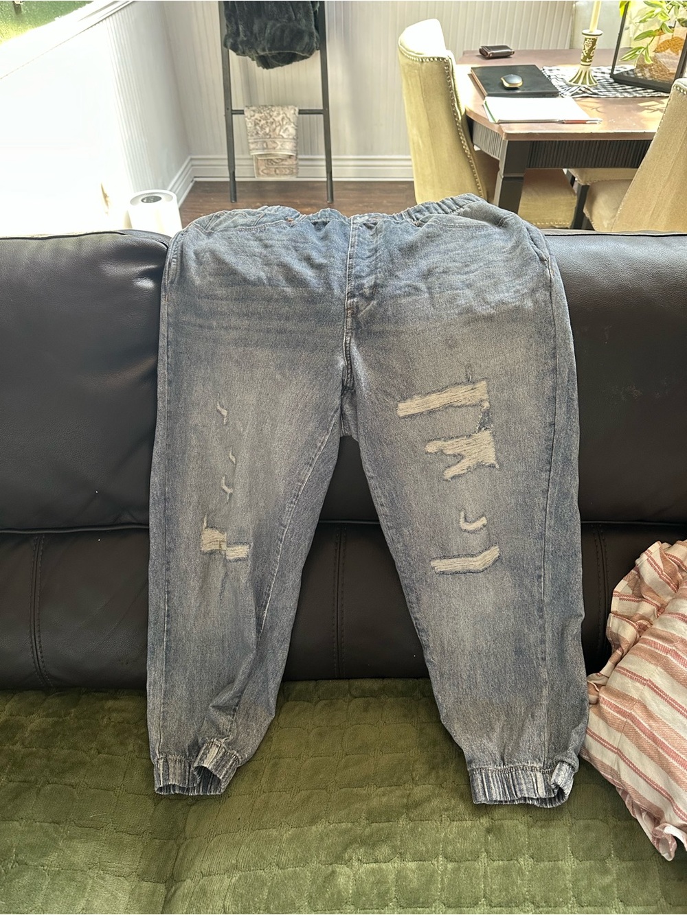 Casual Distressed Men's Light Blue Jogger Jeans